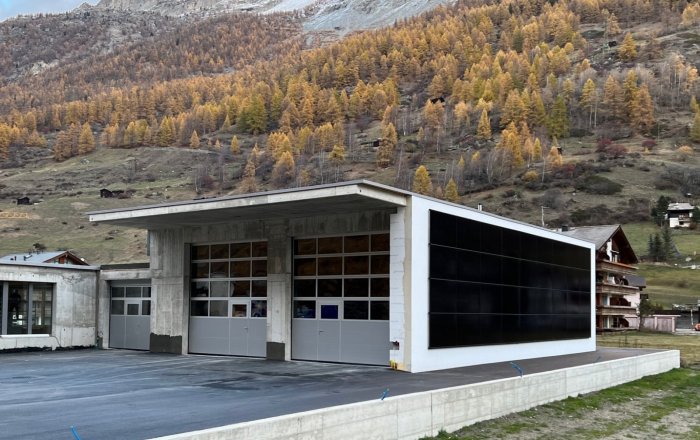 Warehouse doors installed and forecourt tarred © Janine Imesch