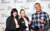 Janine Imesch, Sandra Stockinger und Markus Hasler nehmen die Trophäe für Zermatt gerne entgegen. - © ProMedia
